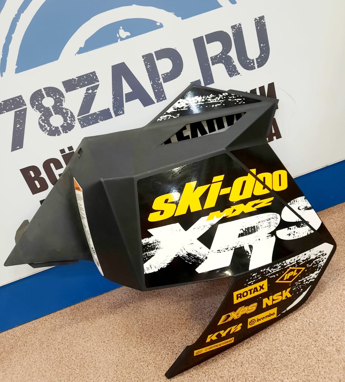 Боковая панель правая черная с наклейками снегоходов BRP Ski-Doo, Lynx REV XP 517304029