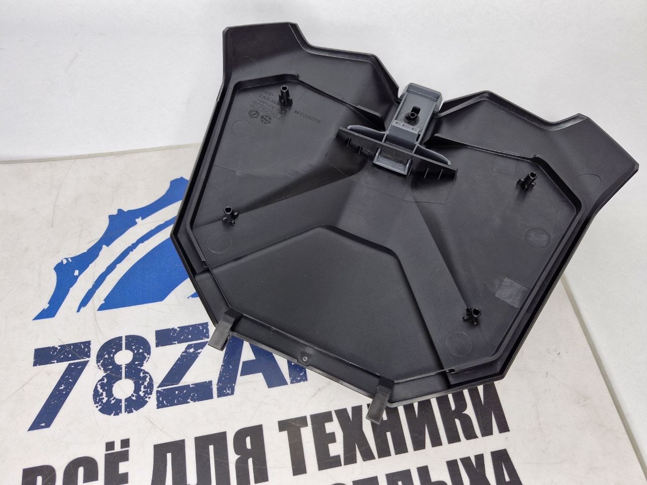 Крышка переднего бардачка снегоходов BRP Ski-Doo Lynx G4 517307562-2