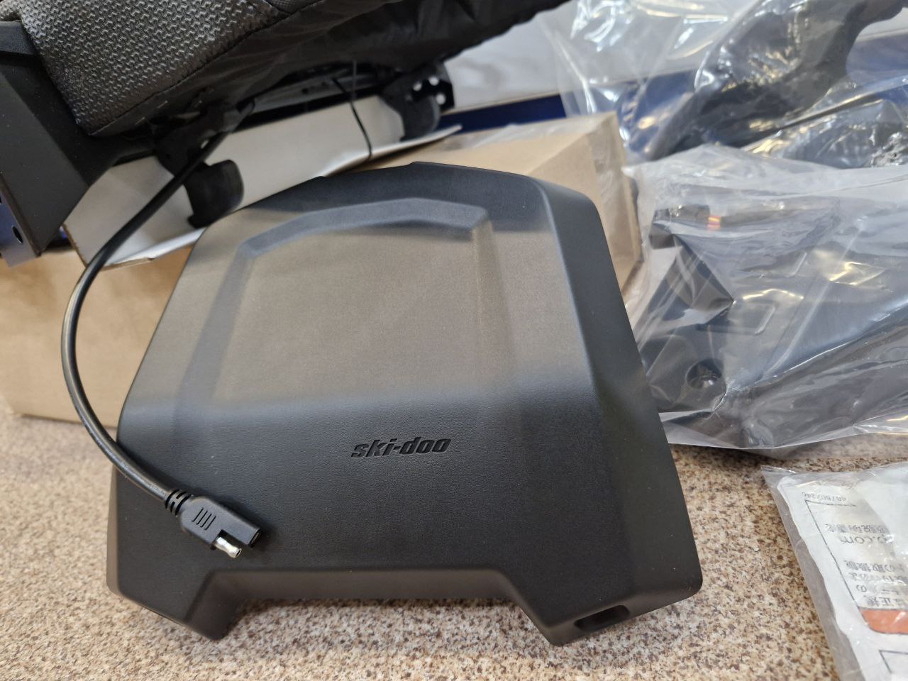 Пассажирское сиденье с подогревом Linq 1+1 снегоходов BRP Ski-Doo/ Lynx 860202536-1