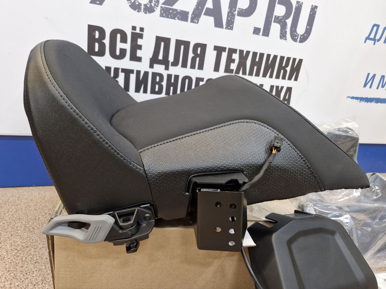 Пассажирское сиденье с подогревом Linq 1+1 снегоходов BRP Ski-Doo/ Lynx 860202536-3
