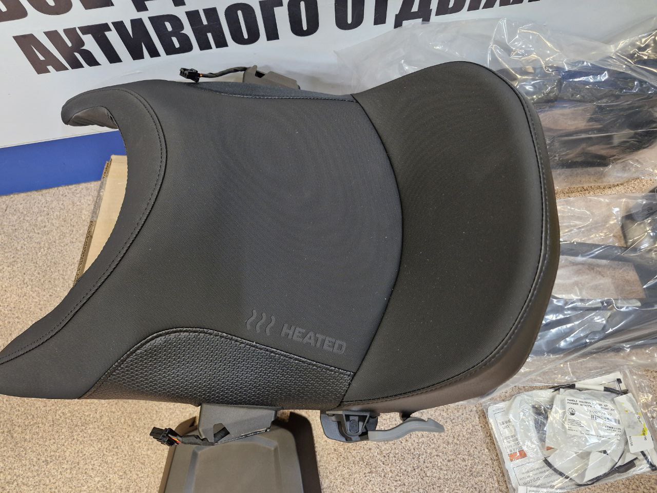 Пассажирское сиденье с подогревом Linq 1+1 снегоходов BRP Ski-Doo/ Lynx 860202536-4
