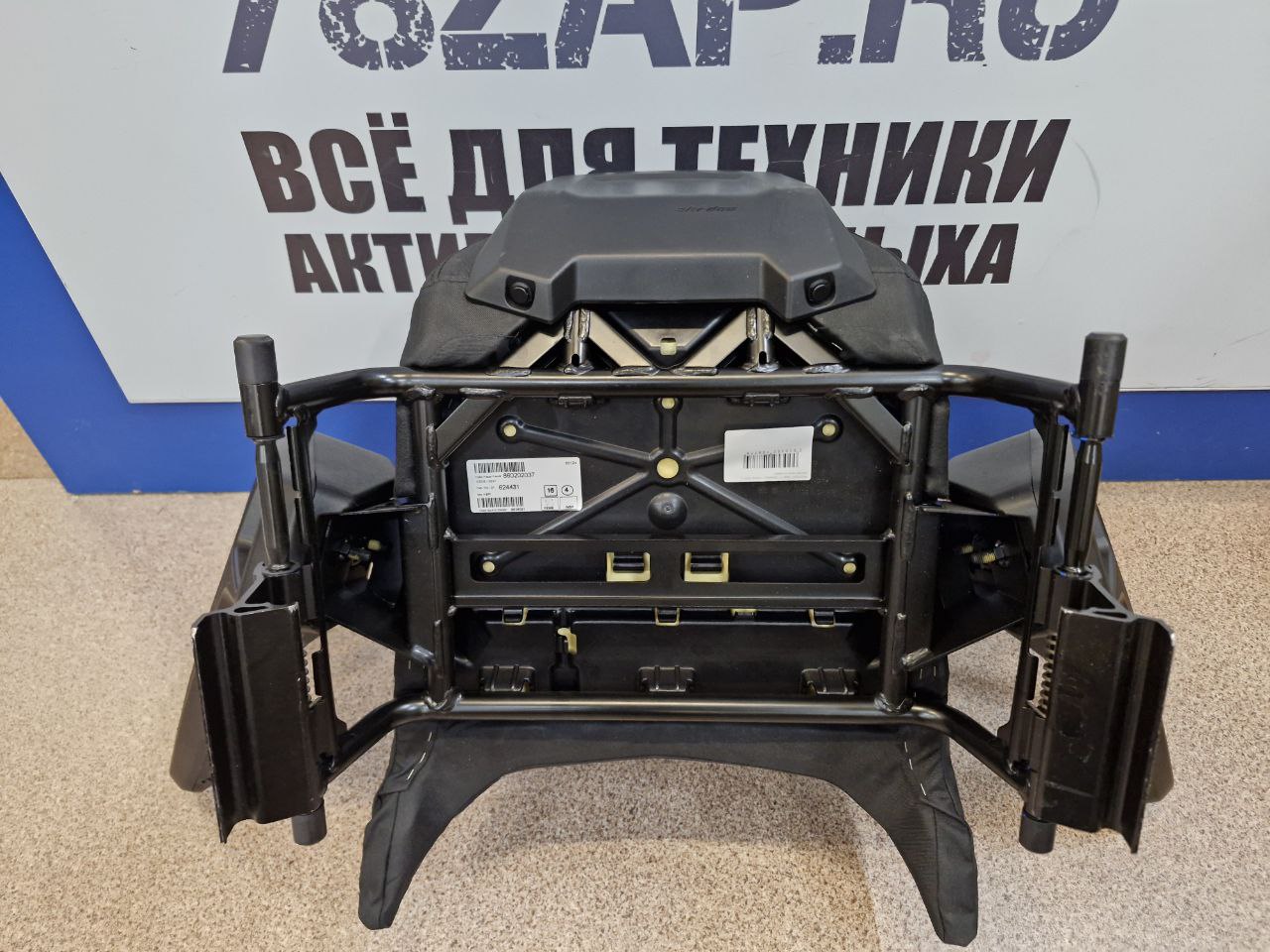 Сиденье пассажирское 1+1 снегоходов BRP Ski-Doo Lynx Radien-X/ REV G4 860202037-4