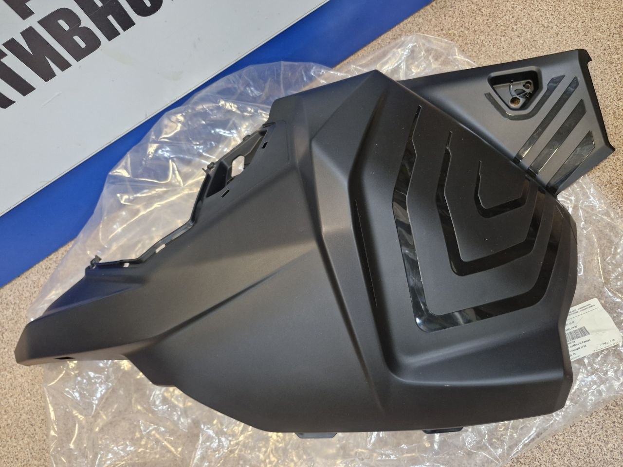 Панель боковая левая черная капота снегоходов BRP Ski-Doo Lynx 517306703-2