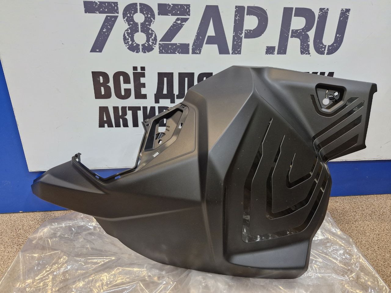 Панель боковая левая черная капота снегоходов BRP Ski-Doo Lynx 517306703-4