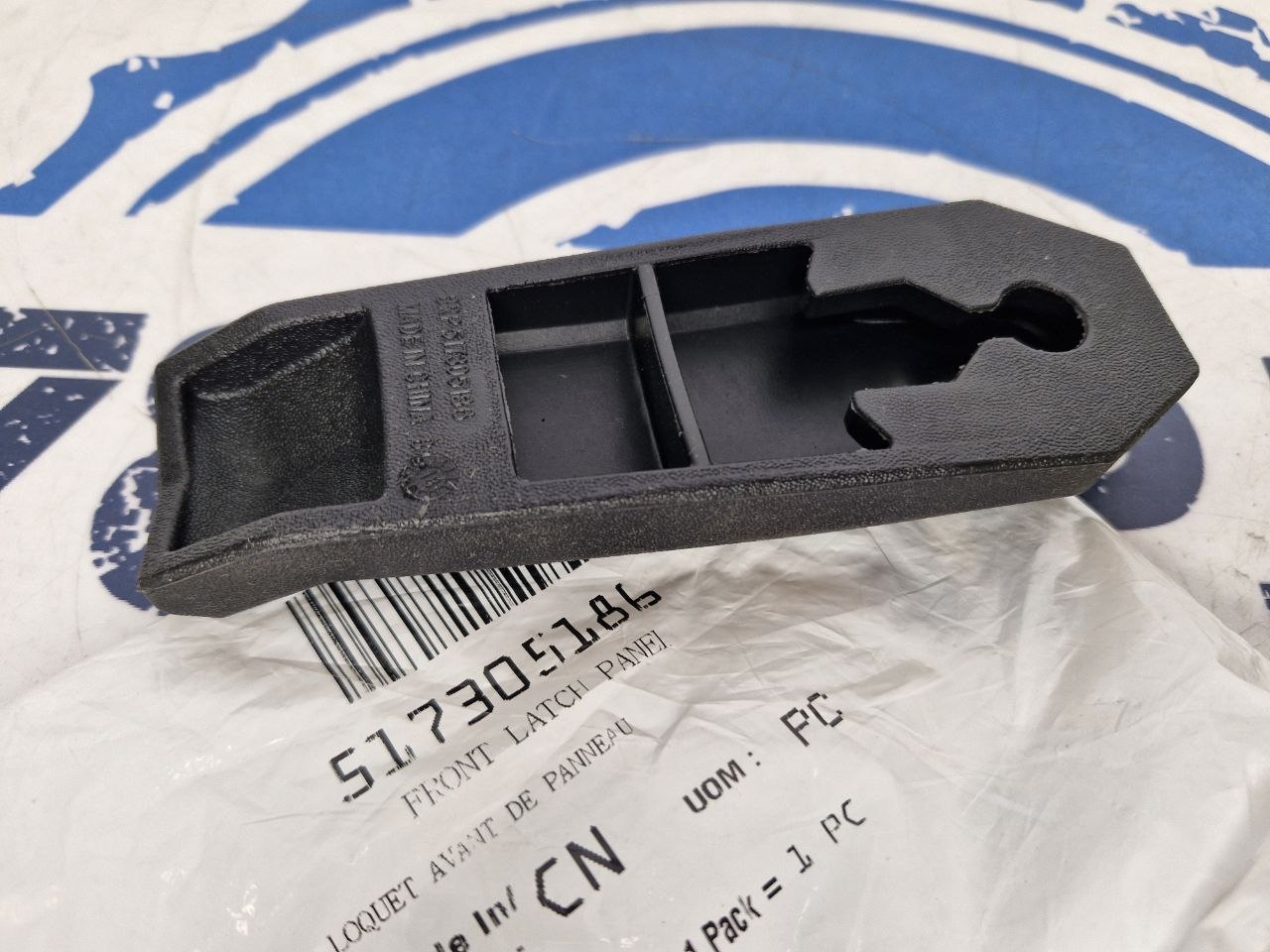 Замок (фиксатор) капота снегоходов BRP Ski-Doo Lynx 517305186-1